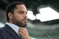 Vox cuestiona que se diga que España es tierra de acogida para "entregar bonos de hotel y billetes de avión a migrantes"