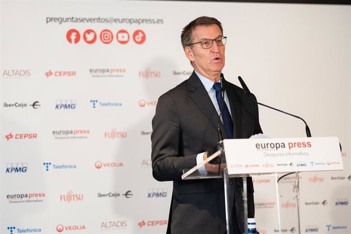 El presidente del PP, Alberto Núñez Feijóo, presenta a la presidenta del Govern balear, en un Desayuno Informativo de Europa Press, en el Rosewood Villa Magna, a 16 de octubre de 2023, en Madrid (España).