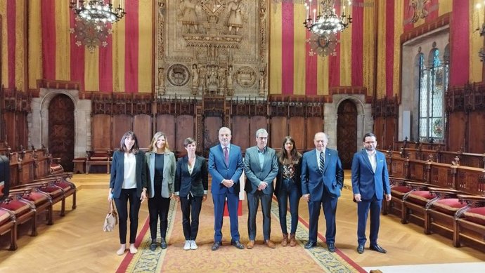 L'alcalde de Barcelona, Jaume Collboni, al costat de representants de les principals xarxes globals de ciutats