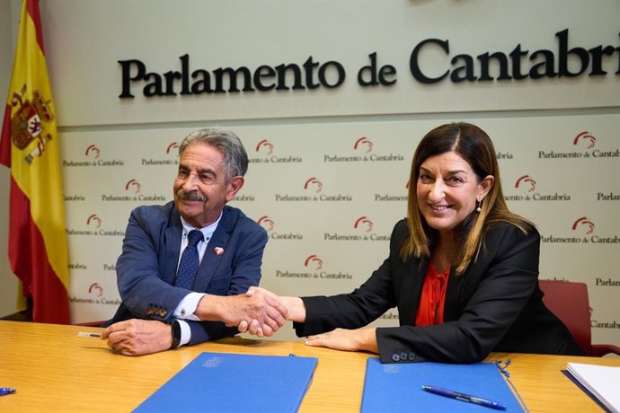 La presidenta de Cantabria, María José Sáenz de Buruaga, y el secretario general del PRC, firman el acuerdo para aprobar los Presupuestos de Cantabria para 2024