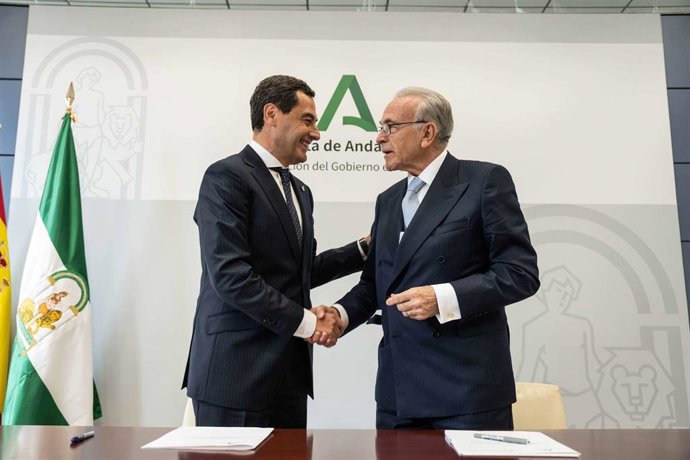 El presidente de la Junta de Andalucía, Juanma Moreno, y el presidente de la Fundación 'la Caixa', Isidro Fainé, durante la firma del convenio