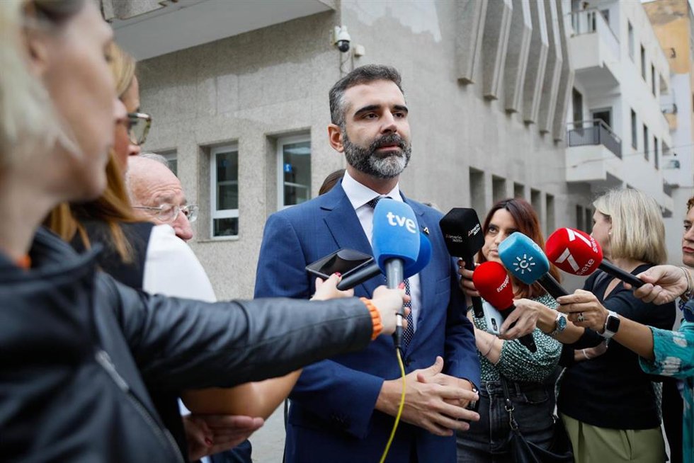El portavoz del Gobierno andaluz y consejero de Sostenibilidad, Medio Ambiente y Economía Azul, Ramón Fernández-Pacheco, atiende a los medios frente al Ayuntamiento de Roquetas de Mar (Almería) el 27 de octubre de 2023.