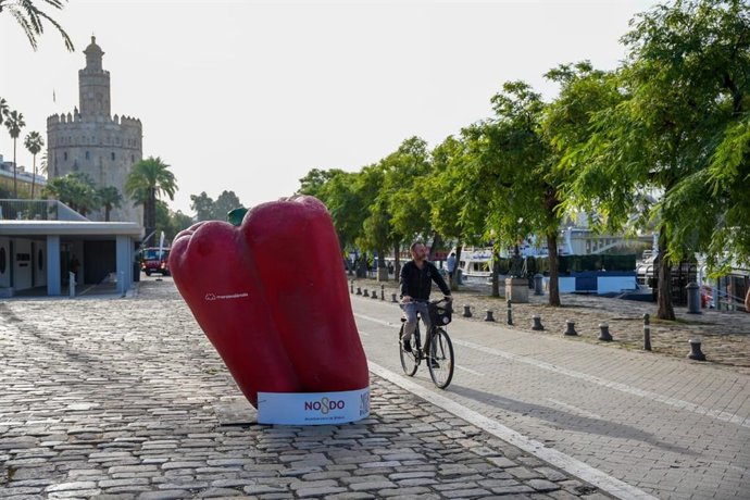 Un pimiento "gigante" instalado en el Paseo Alcalde Marqués de Contadero, en Sevilla, para conmemorar los 200 años del mercado de Triana.