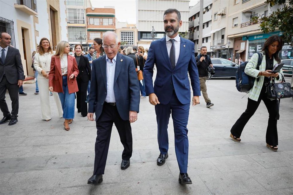 El consejero de Sostenibilidad, Medio Ambiente y Economía Azul, Ramón Fernández-Pacheco (d), atiende a los medios antes de una reunión de trabajo con el alcalde, Gabriel Amat (i), a 27 de octubre del 2023 en Roquetas de Mar (Almería, Andalucía, España)