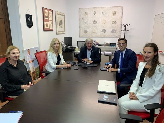 Imagen de la reunión del conseller insular de Turismo, José Marcial Rodríguez Díaz, con la ministra de Turismo de Bulgaria, Zaritsa Dinkova.