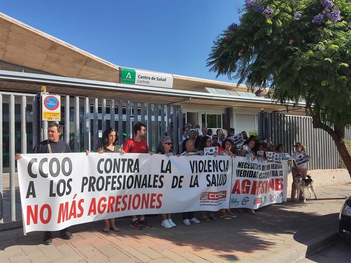 Archivo - Imagen de archivo de una concentración de CCOO ante un centro de salud.