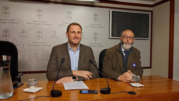 El secretario general de Foro Asturias y diputado del grupo Mixto, Adrián Pumares, en rueda de prensa junto al presidente de la comisión directiva de Foro Oviedo, Pin Bermeyu.