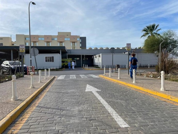 El Hospital Clínico limitará el uso del vial interno de acceso al servicio de Urgencias durante 24 horas, desde este viernes aproximadamente a las 15.00 horas hasta el sábado, a las 16.00 horas, debido al estacionamiento de una grúa de alto tonelaje.