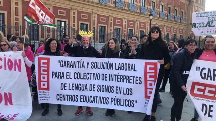 Archivo - PTIS e intérpretes de lengua de signos convocados por CCOO. Imagen de archivo.
