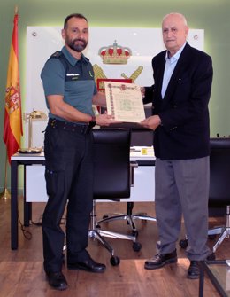 El teniente coronel jefe interino de la 5 Zona de la Guardia Civil de Murcia, Diego Mercader, entrega la distinción a José Luis Escobar, descendiente del General de Brigada Antonio Escobar Huerta.