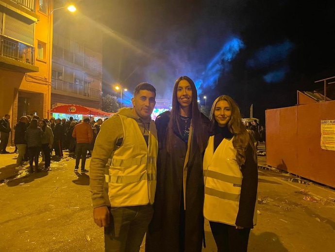 Lucía Gargallo con dos de los dinamizadores en las fiestas del Barrio del Pilar