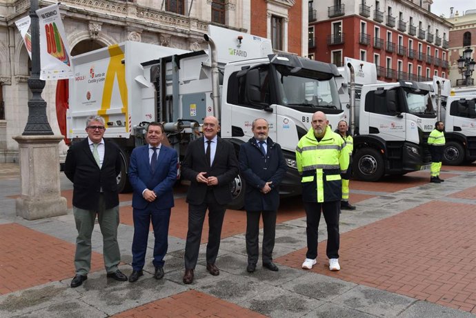 El Ayuntamiento de Valladolid recibe cuatro nuevos camiones de recogida de residuos por más de un millón de euros.