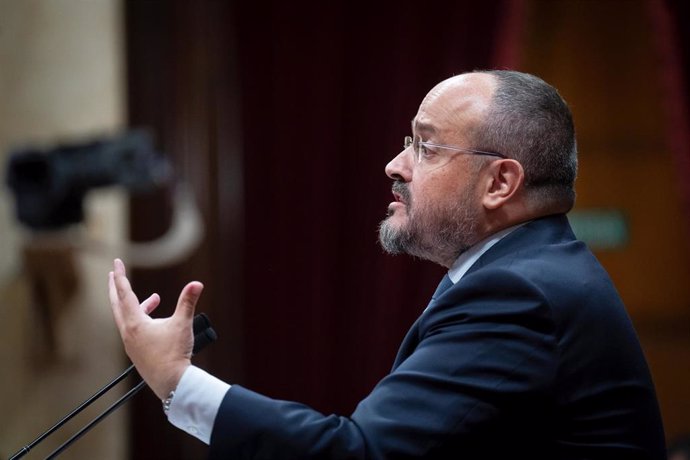 El presidente del PP catalán, Alejandro Fernández, interviene durante el debate de Política General de la legislatura, en el Parlament de Catalunya, a 27 de septiembre de 2023, en Barcelona, Catalunya (España)