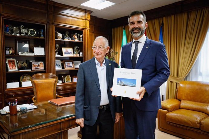 El consejero de Sostenibilidad, Medio Ambiente y Economía Azul, Ramón Fernández-Pacheco (d), en una reunión de trabajo con el alcalde, Gabriel Amat (1)