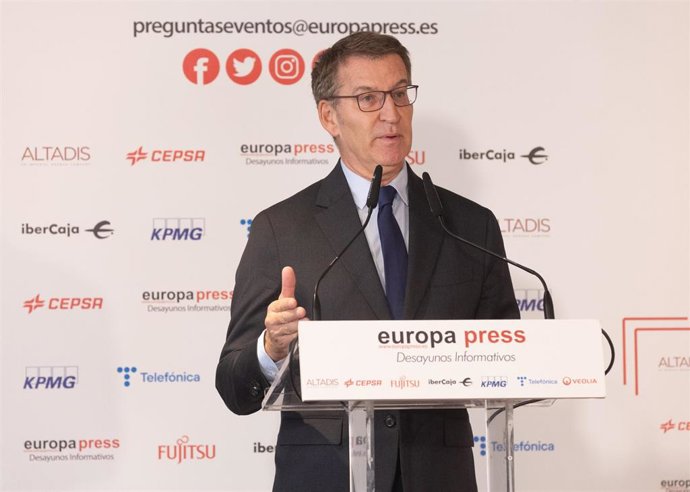 El presidente del PP, Alberto Núñez Feijóo, presenta a la presidenta del Govern balear, en un Desayuno Informativo de Europa Press, en el Rosewood Villa Magna, a 16 de octubre de 2023, en Madrid (España).