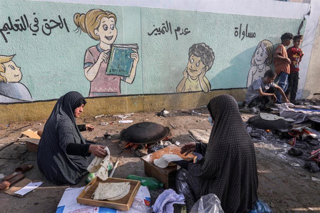 Familias palestinas desplazadas en una escuela de la ONU en Rafá, en la Franja de Gaza