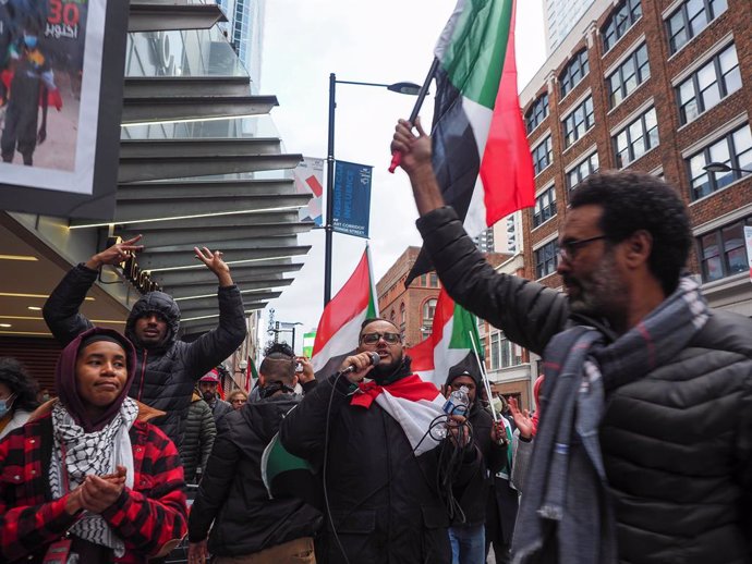 Archivo - November 13, 2021, Toronto, Ontario, Canada: Sudanese pro-democracy protestors marched through downtown TorontoAs shopping distance to denounce the October 25 military coup that toppled SudanAs government. Waving and wearing SudanAs flag, t