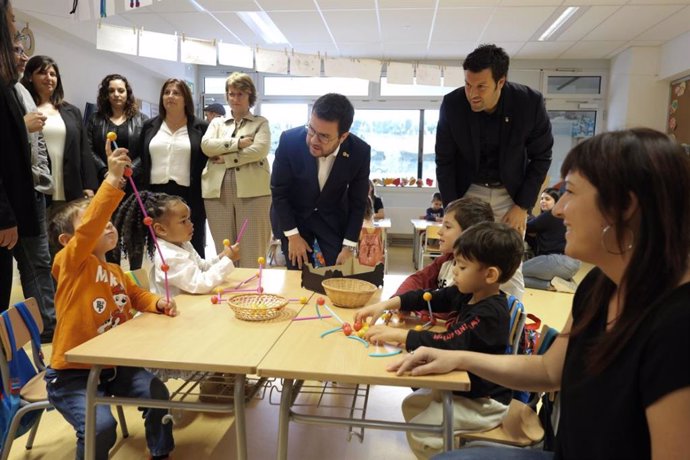 Visita a la nueva escuela de Vilamalla (Girona) del presidente Pere Aragons y la consellera Anna Simó