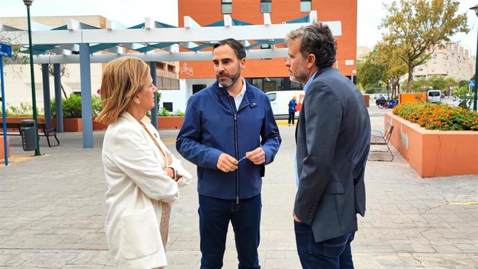 El secretario general del PSOE de Málaga, Daniel Pérez, ha estado acompañado por el diputado en el Congreso, Ignacio López, y por la viceportavoz socialista en el Ayuntamiento de la capital, Begoña Medina