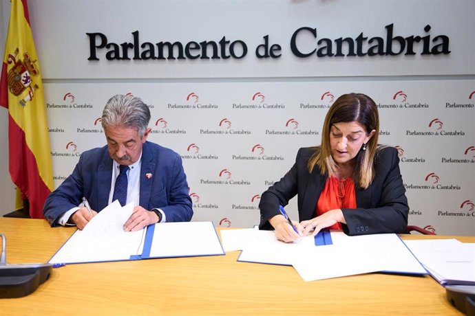 El secretario general del PRC, Miguel Ángel Revilla, y la presidenta de Cantabria, María José Sáenz de Buruaga, firman el acuerdo para aprobar los presupuestos de Cantabria de 2024