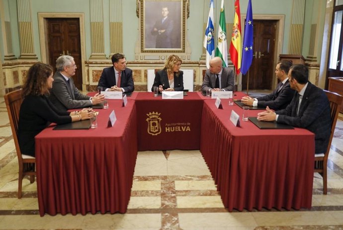 Reunión entre la alcaldesa de Huelva, Pilar Miranda, el presidente del Puerto, Alberto Santana, y Diego Perdones, miembro del Comité Ejecutivo Global y consejero delegado de C2X España, filial del grupo Maersk.
