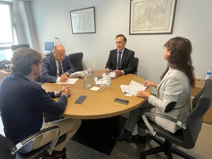 El consejero de Universidad, Investigación e Innovación de la Junta, José Carlos Gómez Villamandos (segundo por la dcha.), en su reunión con el nuevo director de Accua, Antonio Cubero (tercero).
