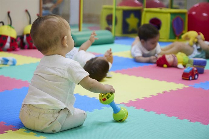 Archivo - Un bebé juega en su primer día del curso 2022/2023 del primer ciclo de Infantil, a 1 de septiembre de 2022, en Sevilla (Andalucía, España).