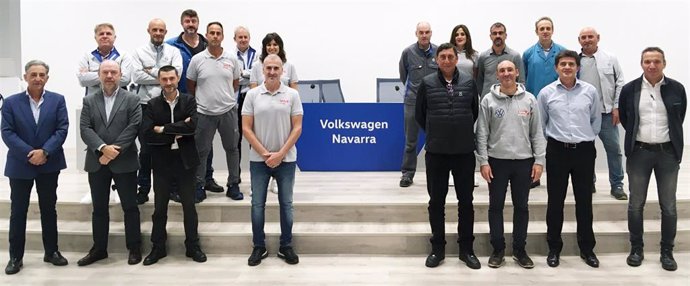 Archivo - Representantes de la dirección de Volkswagen Navarra, UGT y CCOO tras firmar el preacuerdo del X Convenio Colectivo.