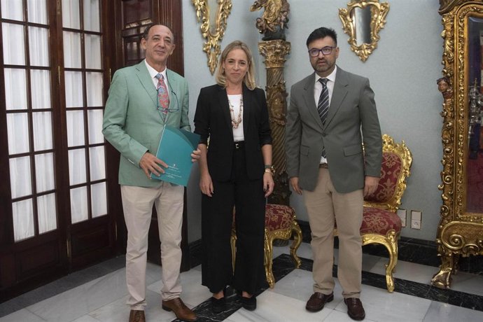 La presidenta de Diputación de Cádiz, Almudena Martínez, junto a Alfredo Carrasco y Manuel Girón, presidente y coordinador de la Asociación Empresarial de Hostelería de Jerez.