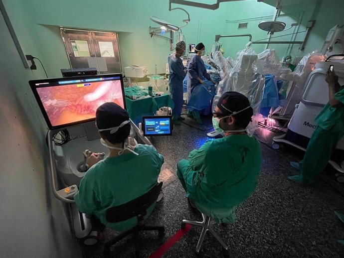 El Hospital General de Elche realiza la primera resección de cáncer de colon de la Comunitat con el robot Hugo