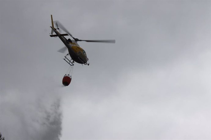 Archivo - Helicóptero del Ibanat haciendo una descarga de muestra contra incendios.