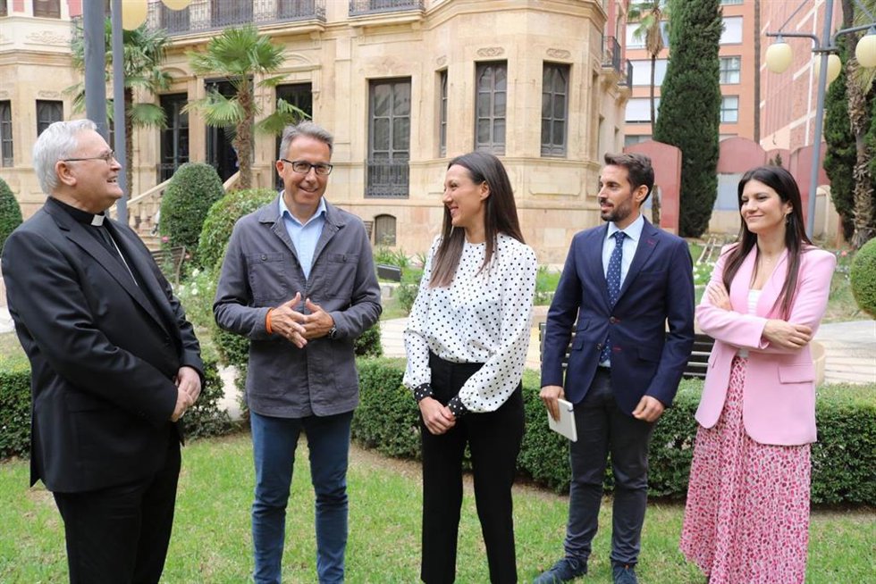La consejera Carmen Conesa conversa con el obispo Lorca Planes y el alcalde de Lorca, Fulgencio Gil.