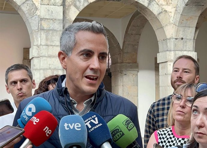 El secretario general del PSC-PSOE y portavoz parlamentario, Pablo Zuloaga, hace declaraciones a los medios