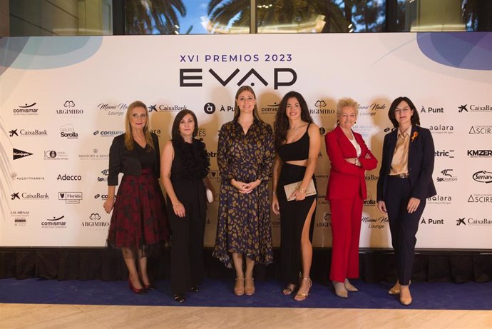 La presidenta de EVAP, Eva Blasco (izda), junto con las premiadas, Coral Ariño, Margarita Albors,  Lydia Sempere, Mª Luisa Segoviano, Cani Fernández