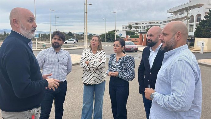 Rodrigo Alonso (Vox) frente al hotel en Almería donde han sido acogidas alrededor de 400 personas migrantes