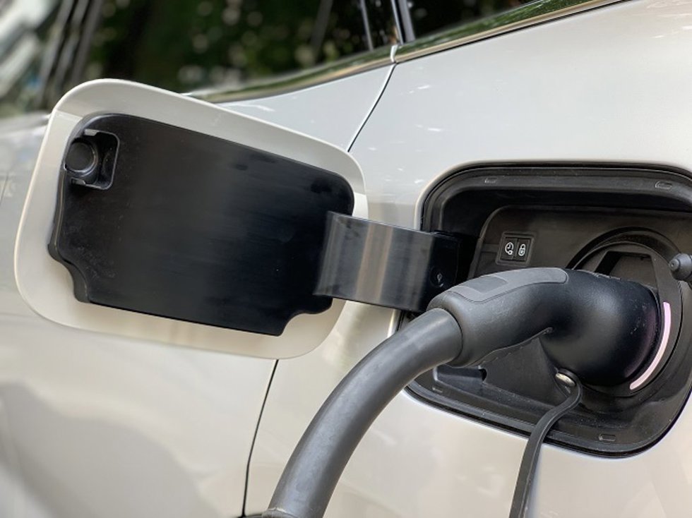 Archivo - RACE ofrece la reparación o sustitución de las baterías de los vehículos eléctrico e híbridos en sus servicios. 