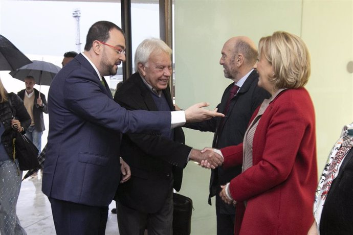 El expresidente del Gobierno, Felipe González (2i), y el presidente de Asturias, Adrián Barbón (i), a su llegada a la XXVIII Reunión Plenaria de la Fundación Círculo de Montevideo, en el Centro Internacional Óscar Niemeyer de Avilés, a 26 de octubre de 