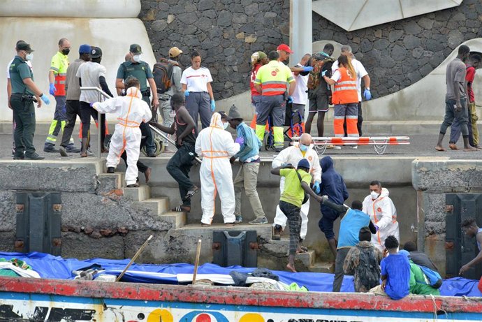 Decenas de migrantes llegan en un cayuco, a 26 de octubre de 2023, en El Hierro, Santa Cruz de Tenerife, Tenerife, Canarias (España). Hasta el puerto de La Restinga, en El Hierro, han llegado en las últimas semanas más de 5.000 migrantes, 7.000 desde el