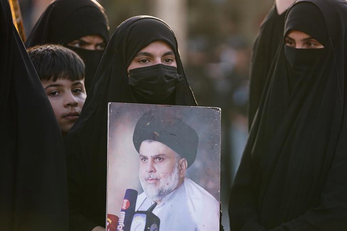 Archivo - July 6, 2023, Mosul, Nineveh, Iraq: A supporter of Iraqi Shi'ite cleric Moqtada al-Sadr, holds his picture during the demonstration in the city of Mosul, to condemn the burning of the Koran in Sweden. An Iraqi citizen living in Sweden, stomped