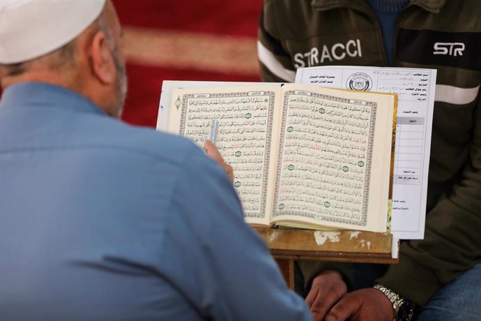 Archivo - Un fiel lee un pasaje del Corán.
