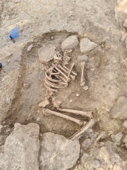 Un grupo de investigadores del VI Curso de Arqueología de Riba-roja encuentra un esqueleto infantil en el yacimiento visigodo de Valncia La Vella