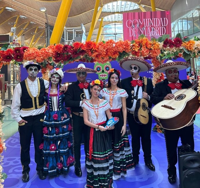 El Aeropuerto Madrid-Barajas celebra el Día de los Muertos con actuaciones musicales y catrinas mexicanas.