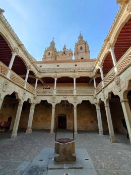 Archivo - Patio de la Casa de las Conchas de Salamanca.