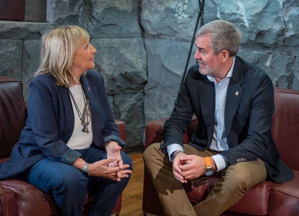 La presidenta de Cruz Roja en Santa Cruz de Tenerife, Mayte Pociello, y el presidente de Canarias, Fernando Clavijo