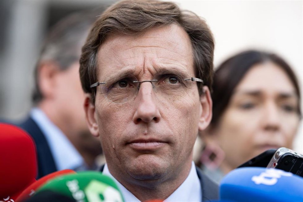 El alcalde de Madrid, José Luis Martínez-Almeida, atiende a medios tras un minuto de silencio frente al Ayuntamiento de Madrid