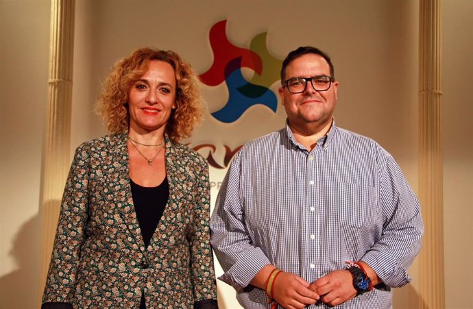 El presidente de la Mancomunidad de la Costa Tropical de Granada, Rafael Caballero, y la diputada de Turismo y Patrimonio, Marta Nievas.