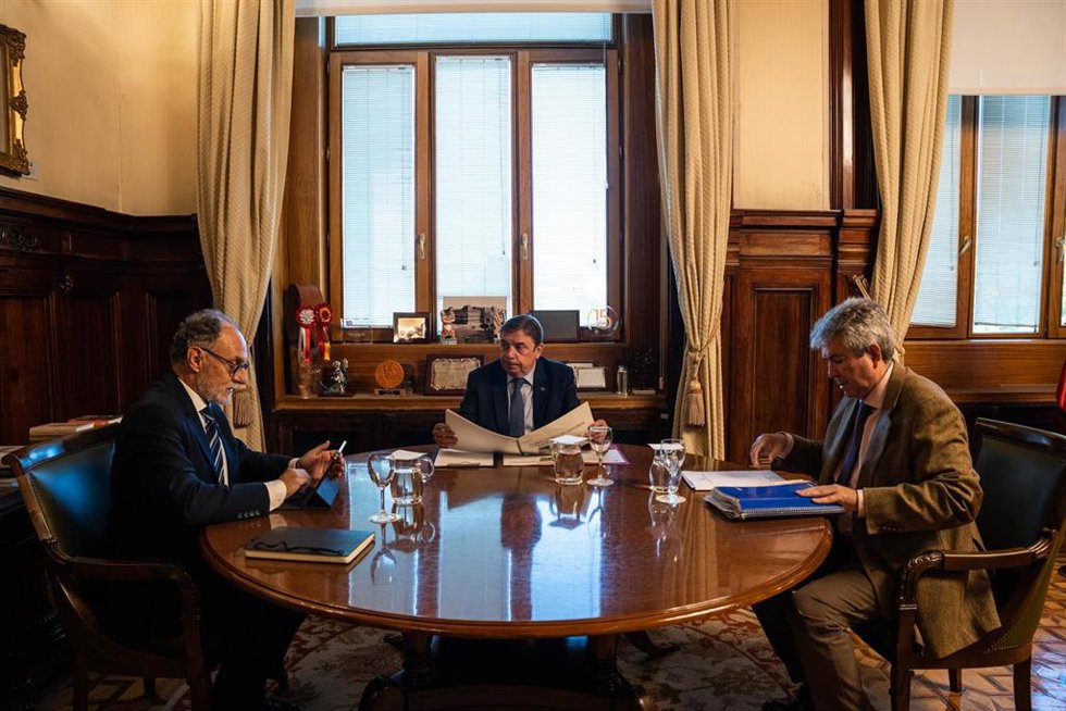 El ministro de Agricultura, Pesca y Alimentación, Luis Planas (c) y el director del Gabinete del ministro, Miguel Ruiz Gómez (d), se reúnen con el presidente de Mercasa, José Ramón Sempere (i), en la sede del Ministerio