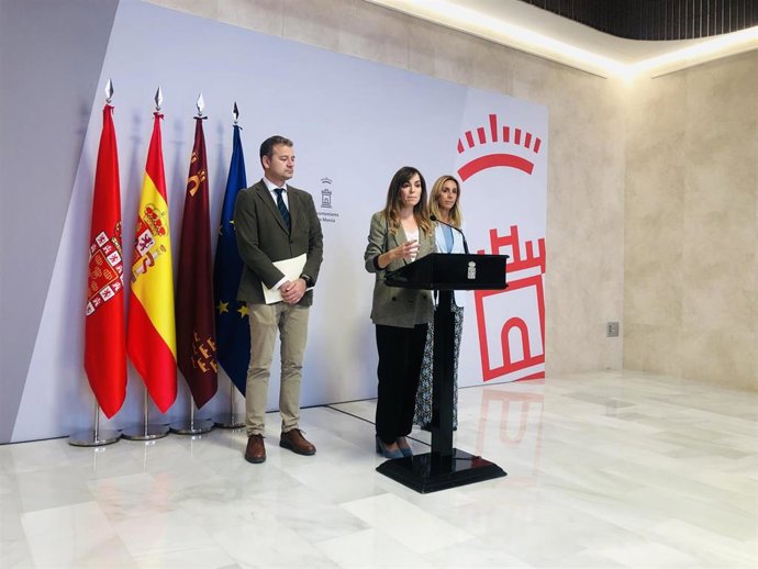 Marco Antonio Fernández, concejal de Pedanías y Vertebración Territorial; la portavoz del equipo de Gobierno, Rebeca Pérez; y Pilar Torres, concejal de Bienestar Social, Familia y Salud