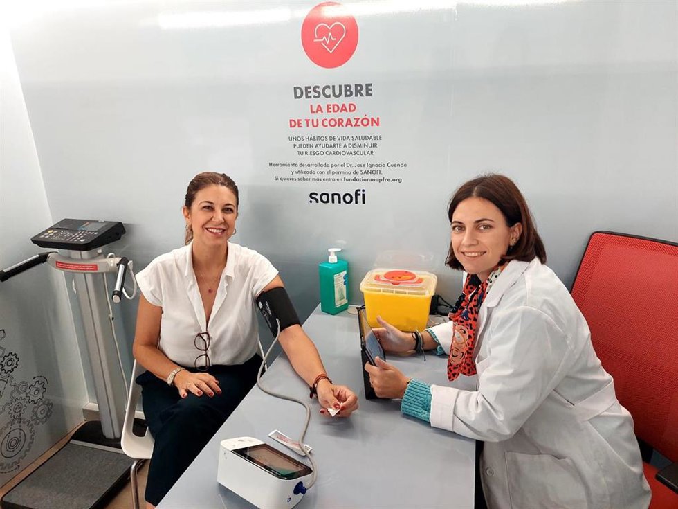Una doctora informa a una mujer acerca de cuántos años de vida podría ganar con hábitos saludables a través de la iniciativa 'La máquina del tiempo'.