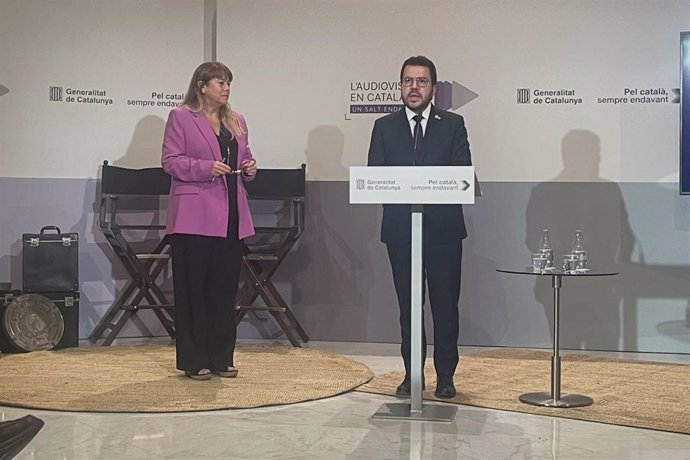 La consellera Natlia Garriga y el presidente Pere Aragons, en un acto en el Palau de la Generalitat